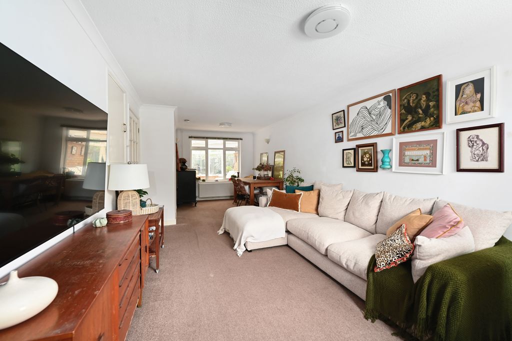 Property photo 2 of 10 2 Cherrytree Close (6)