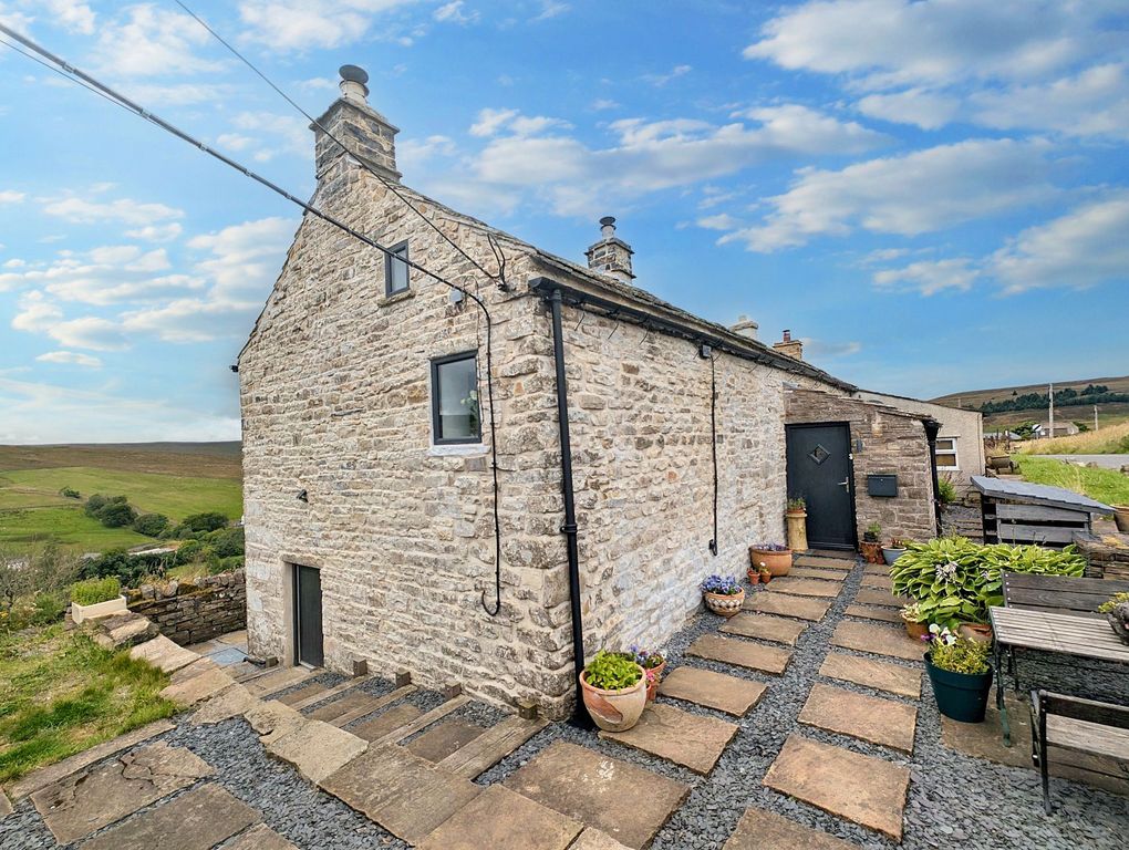 Property photo 2 of 25