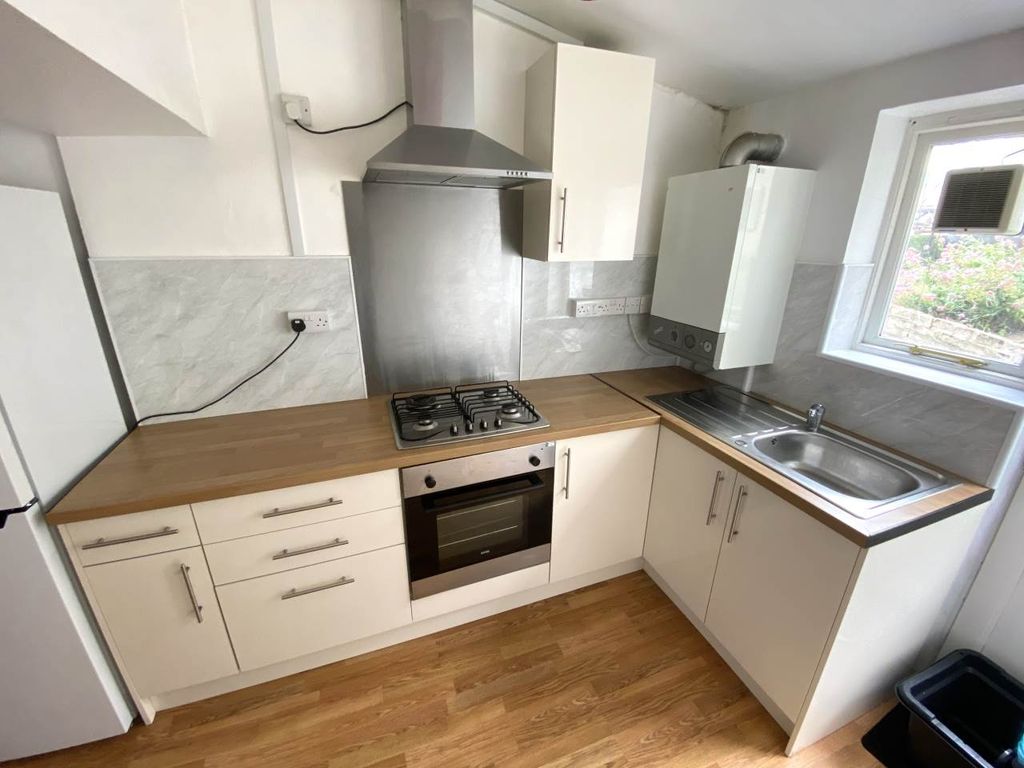 Property photo 3 of 9 Kitchen