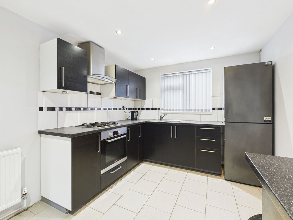 Property photo 3 of 19 Kitchen