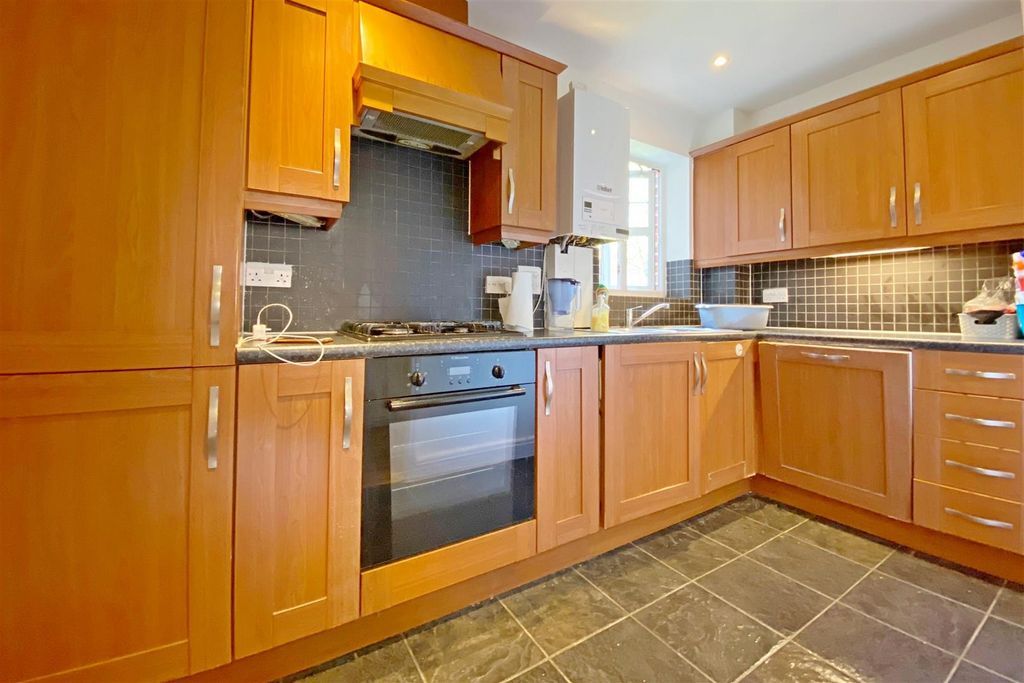 Property photo 3 of 11 Kitchen
