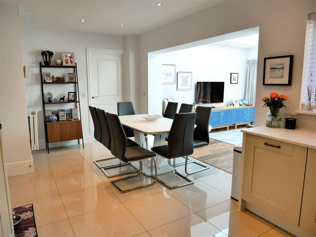 Property photo 2 of 29 Open-Plan Dining Kitchen And Family Room