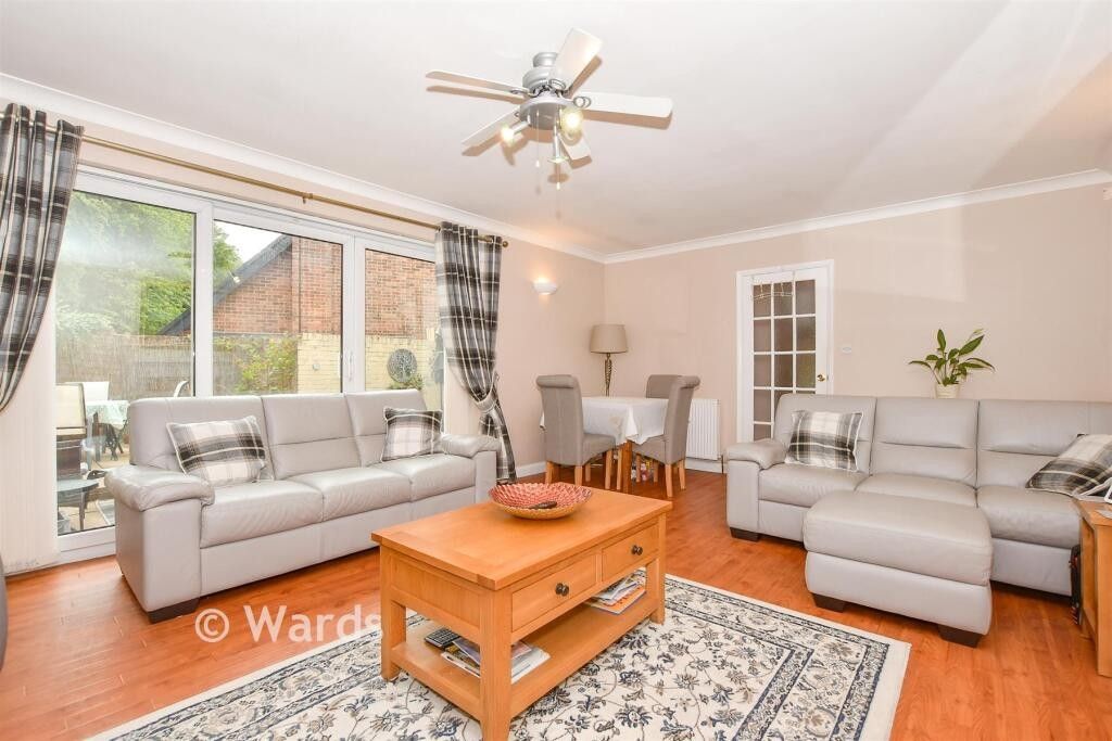 Property photo 3 of 11 Fernbank Lounge 1