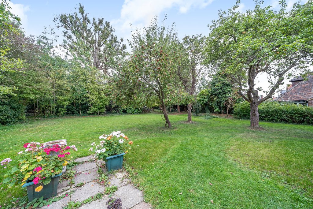 Property photo 2 of 18 Garden