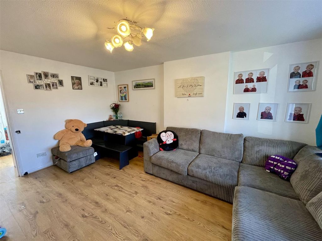 Property photo 3 of 11 Lounge