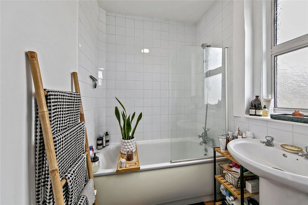 Property photo 2 of 11 Picture No. 14