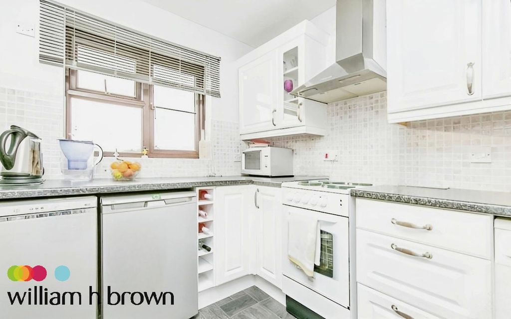 Property photo 3 of 6 Kitchen