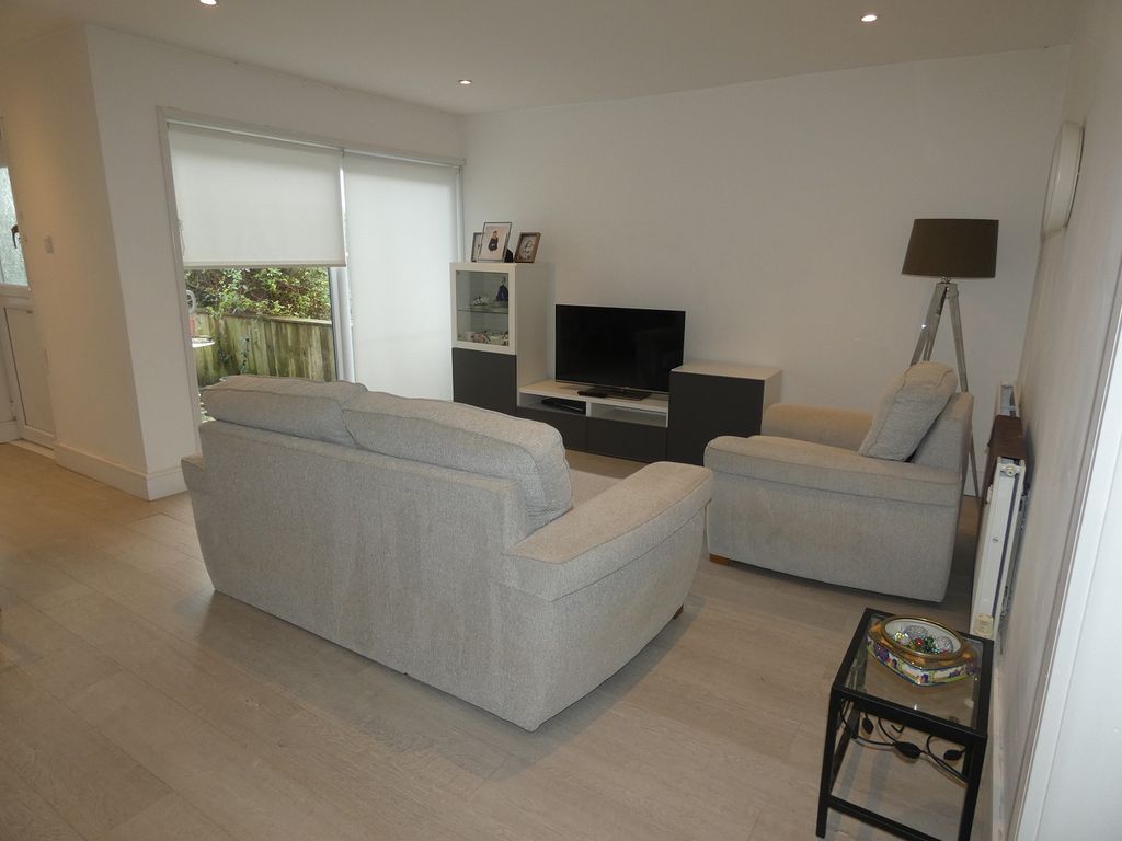 Property photo 2 of 11 Lounge