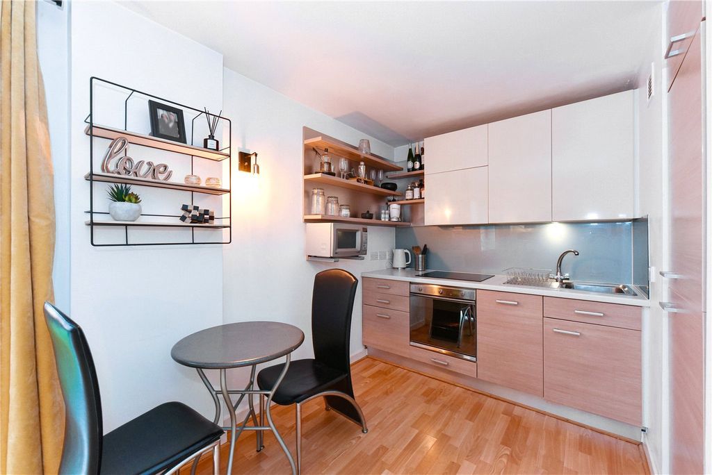 Property photo 2 of 9 Kitchen