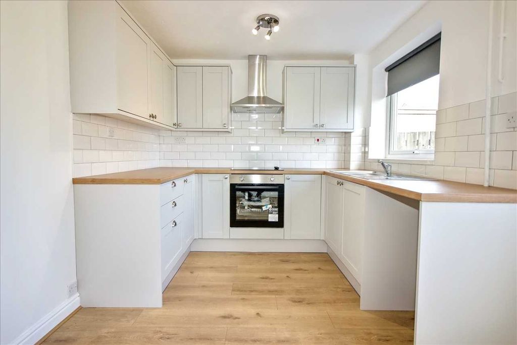 Property photo 3 of 10 Kitchen
