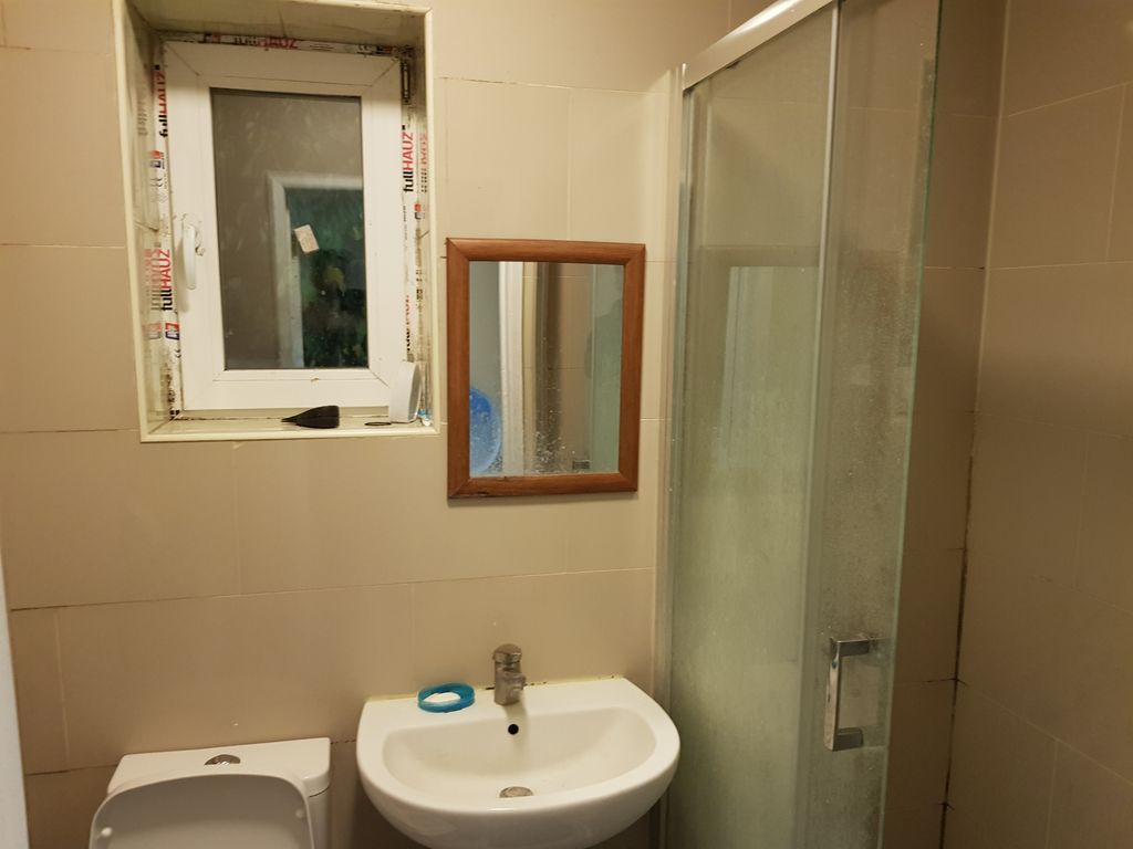 Property photo 1 of 11 A Spacious Well Presented Two Bedroom Annexe Close In Rayeners Lane (Rent Includes All The Bills)