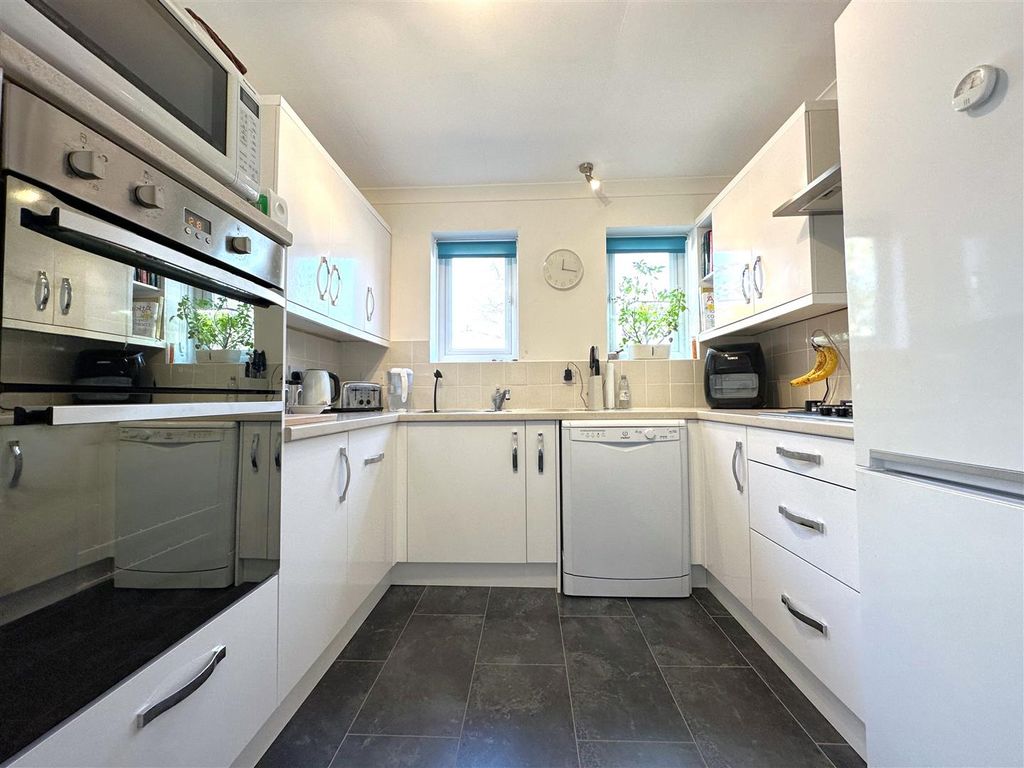 Property photo 3 of 10 Stylish Modern Kitchen 290