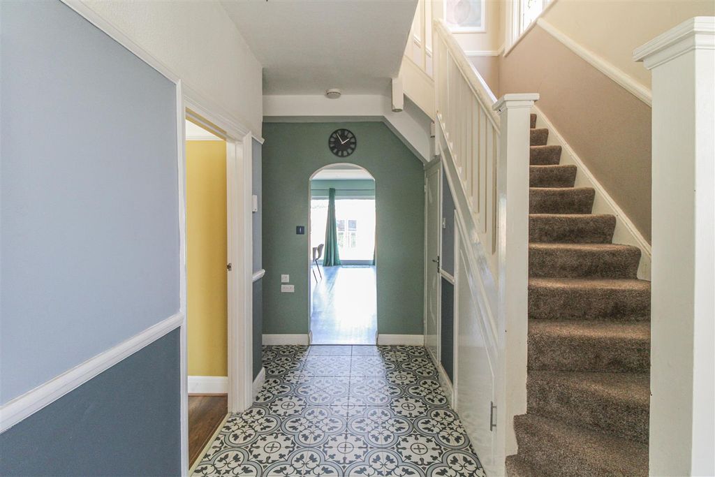 Property photo 3 of 17 Entrance Hallway
