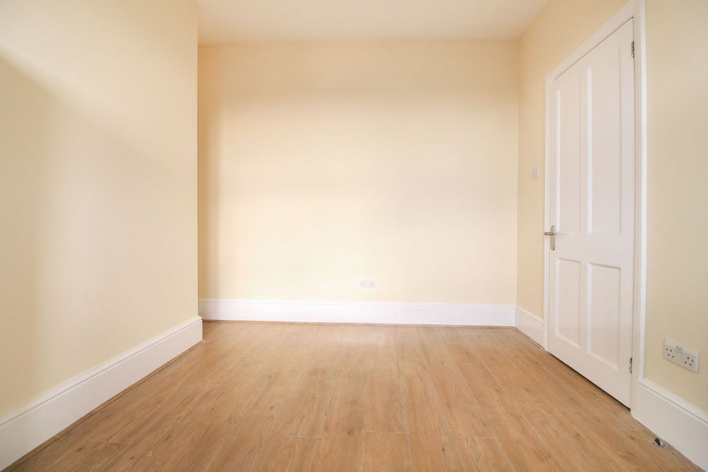 Property photo 3 of 14 Tlc 6A3d9B27-9cc8-479B-9E75-9F13E1c2A5F0 d90823E