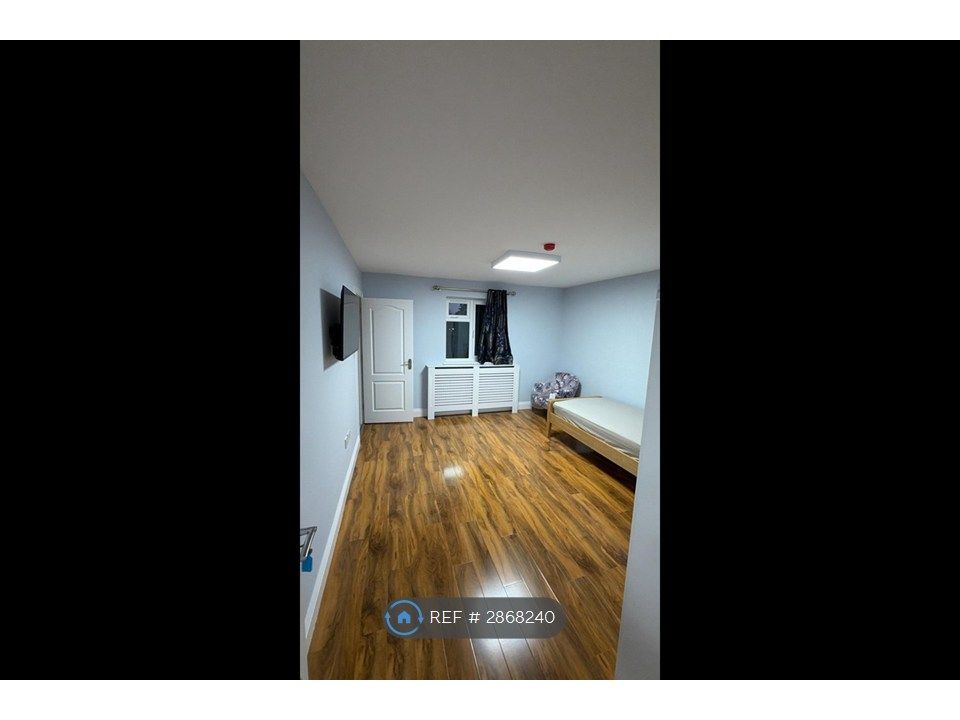 Property photo 1 of 19 Room 3