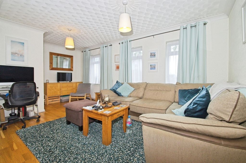 Property photo 2 of 20