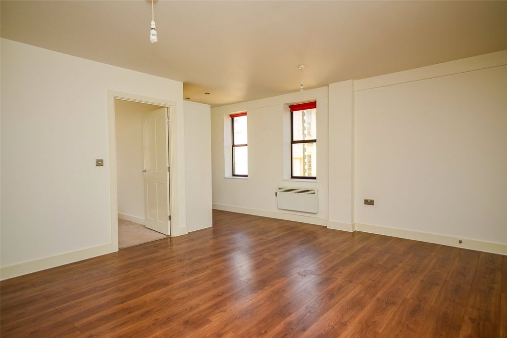 Property photo 2 of 8 Lounge