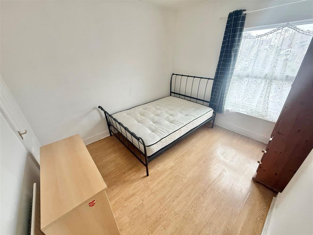 Property photo 3 of 7 Bedroom 1