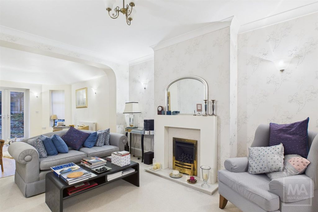 Property photo 2 of 14 Lounge