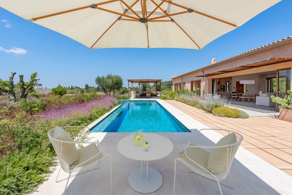 Property photo 2 of 20 Swimming Pool (3)