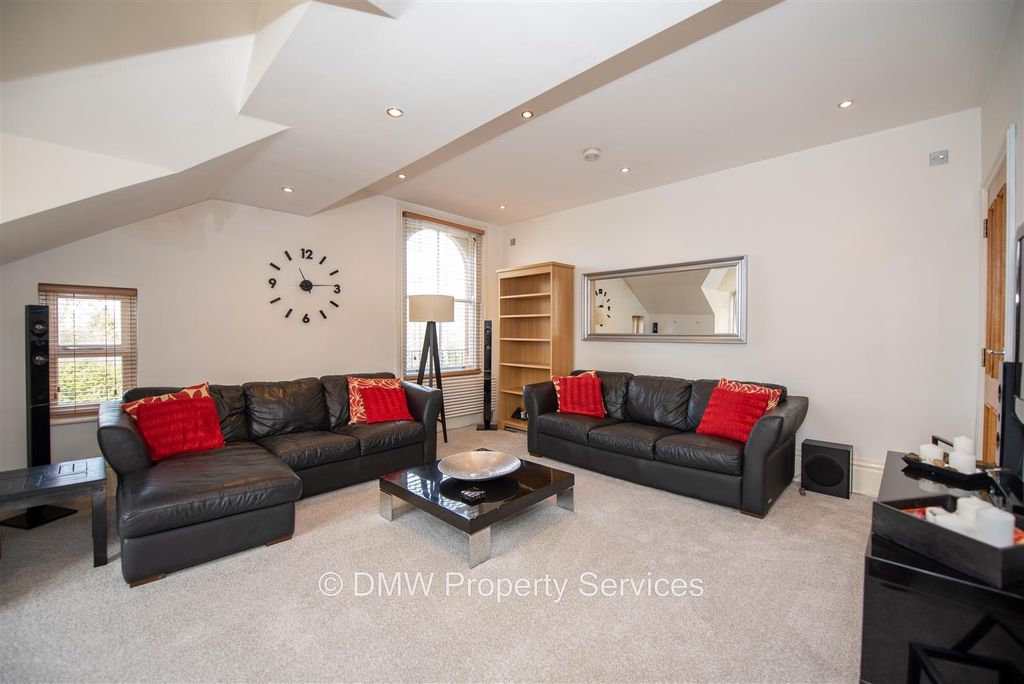 Property photo 3 of 19 Lounge