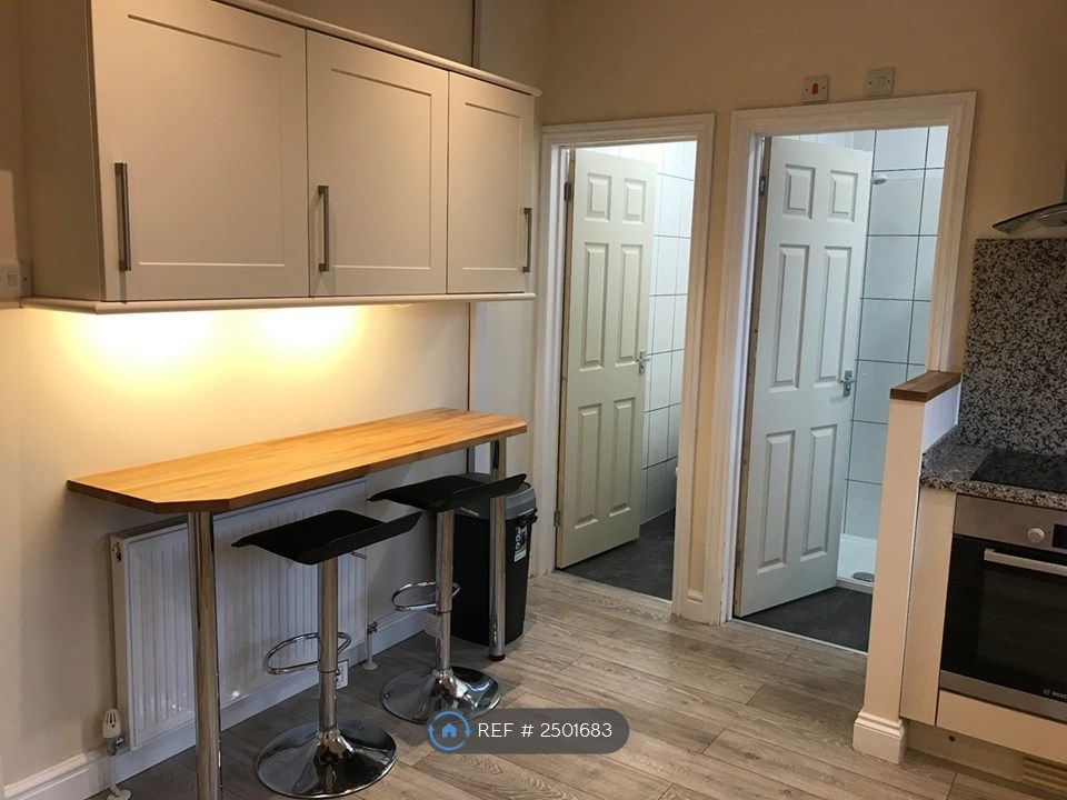 Property photo 2 of 9 Large Kitchen With Breakast Bench And Table