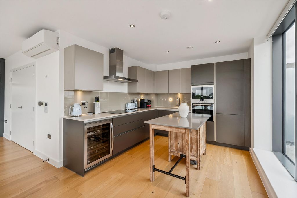 Property photo 2 of 21 Image