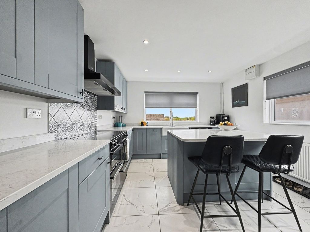 Property photo 2 of 28