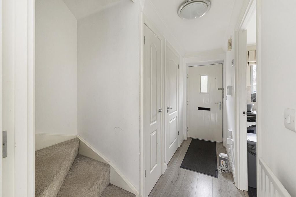 Property photo 2 of 10 Hallway