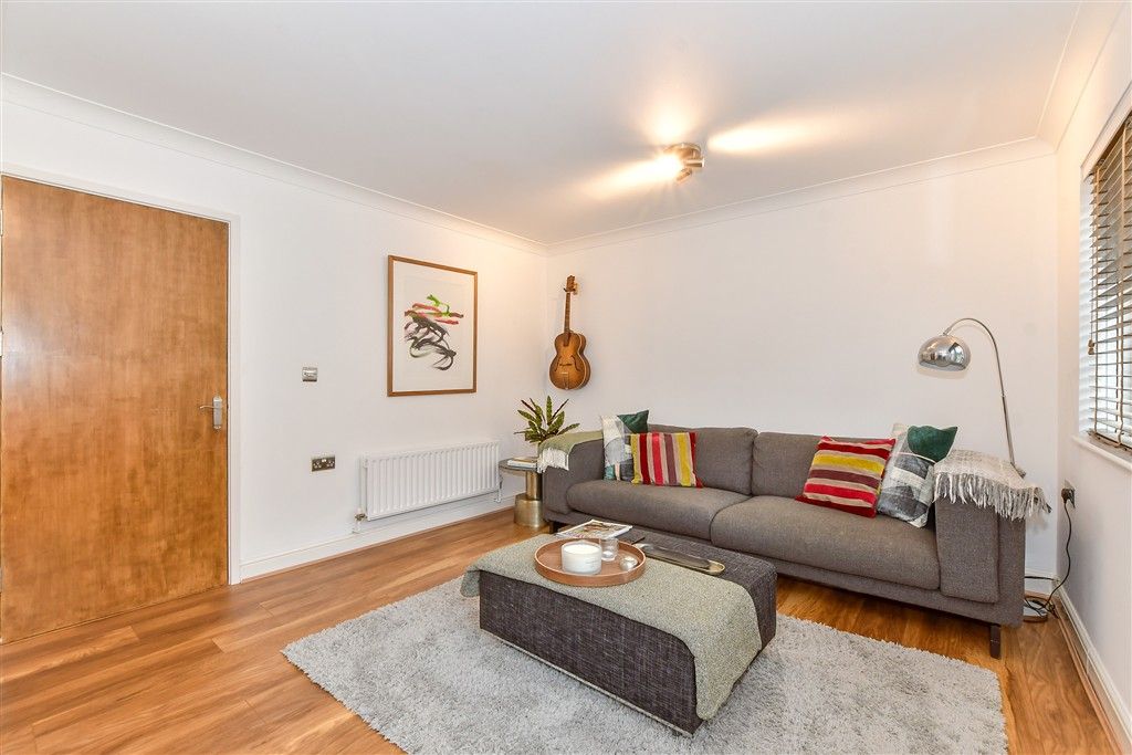 Property photo 1 of 10 Lounge