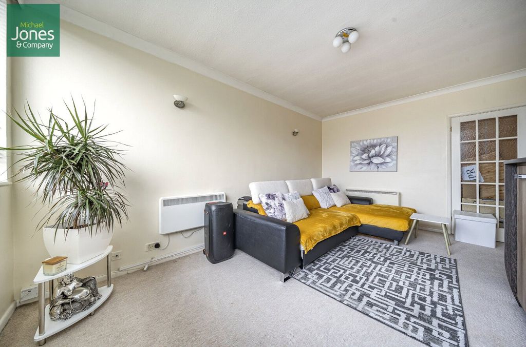 Property photo 2 of 13 Lounge