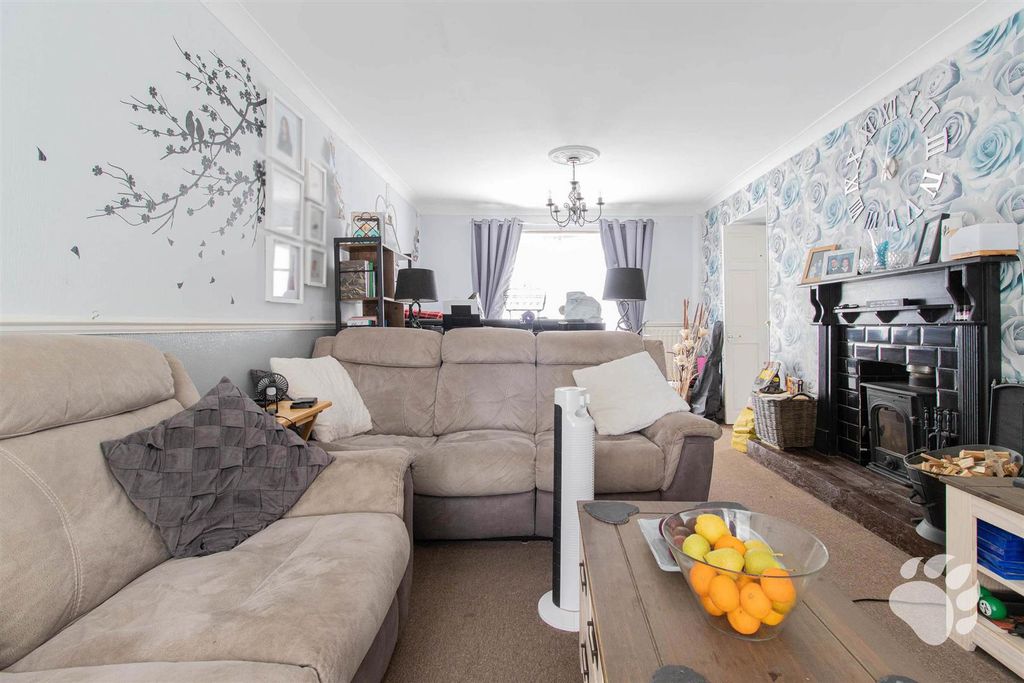 Property photo 2 of 19 Lounge