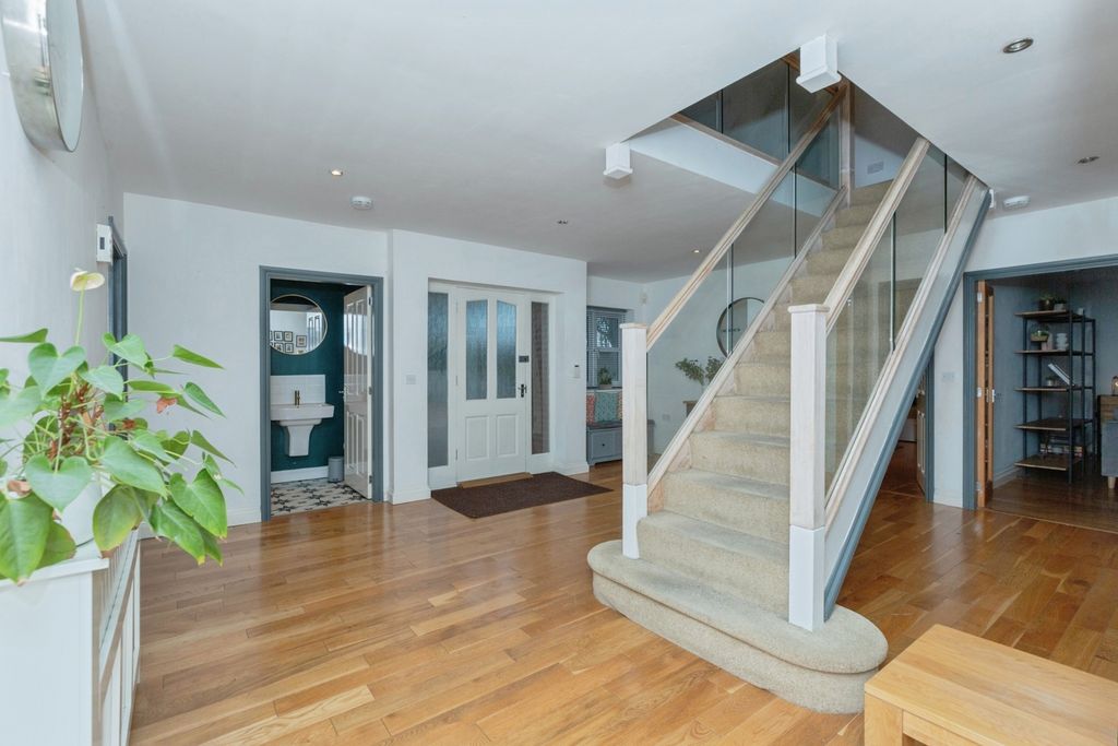 Property photo 2 of 20 Entrance Hall