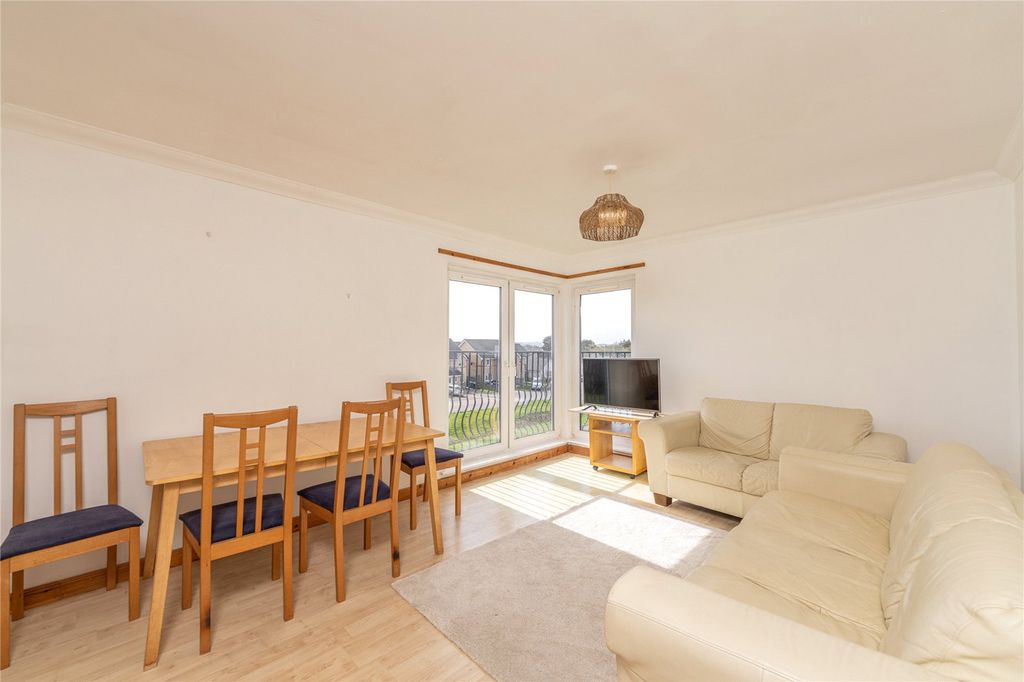 Property photo 2 of 16 Lounge