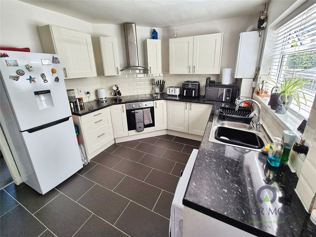 Property photo 2 of 10 Kitchen