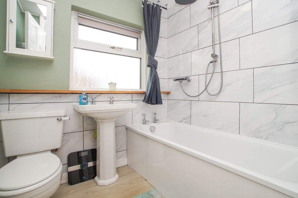 Property photo 3 of 16 Bathroom