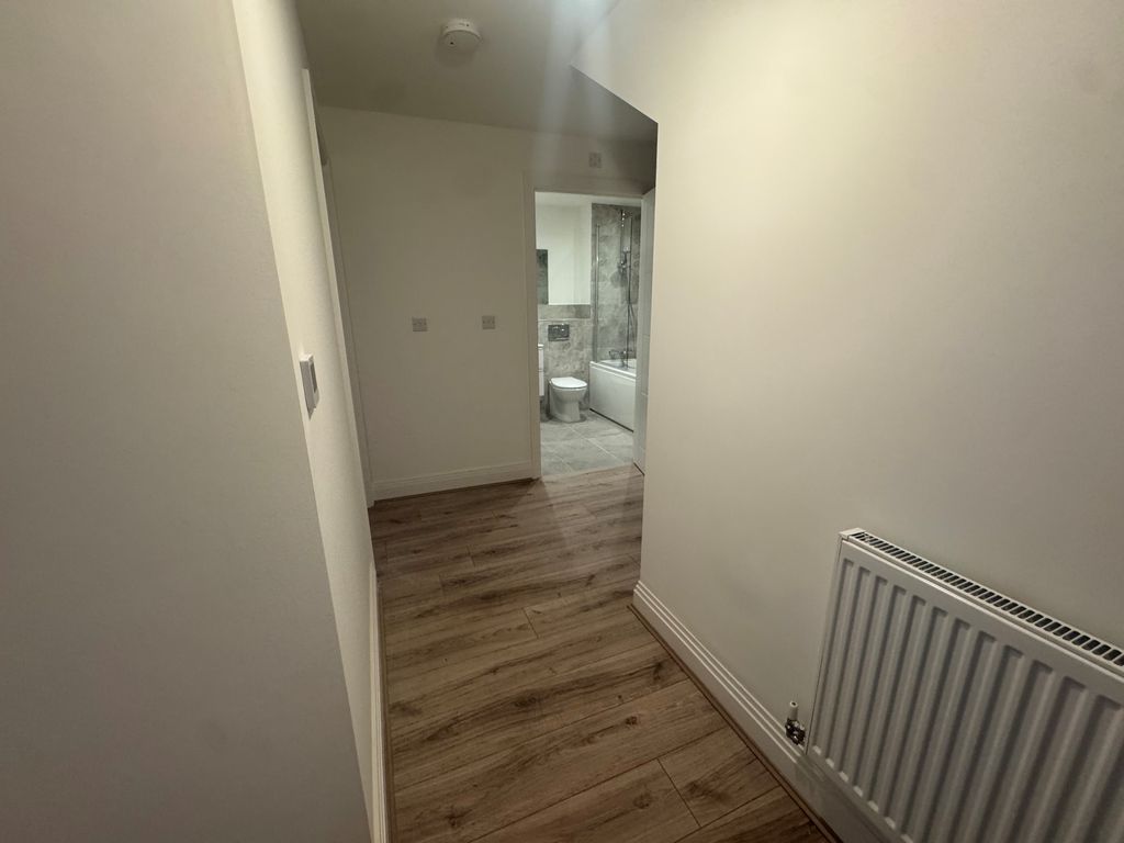 Property photo 2 of 6 Bedroom