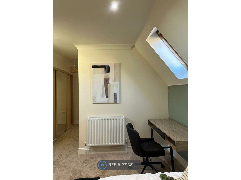 Property photo 2 of 22 Large En-Suite Room