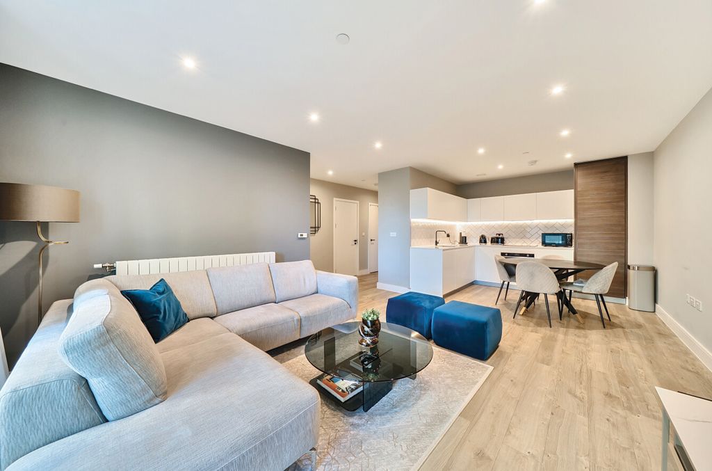 Property photo 2 of 18 1340337-11-689Efa...