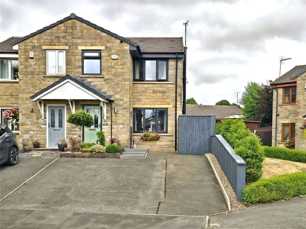 Property photo 1 of 20 Modern Semi-Detached