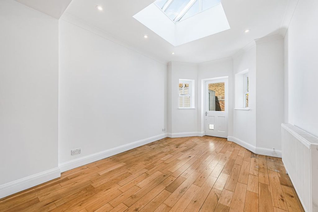 Property photo 2 of 8 Gff 20 Kingswood Road-3.Jpg