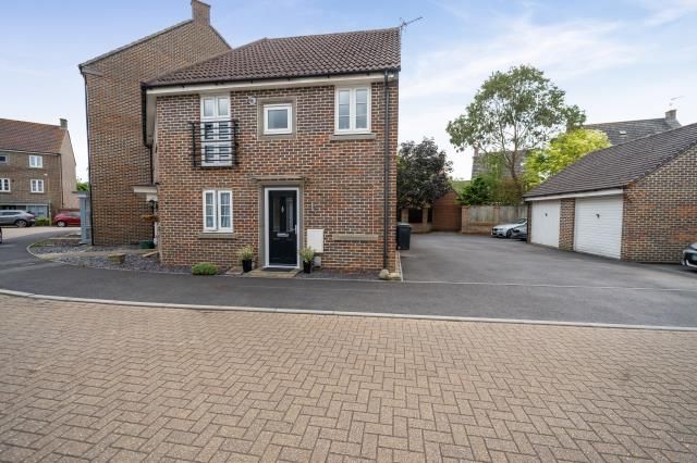 2 bed maisonette for saleWarner Close, Basingstoke, Hampshire RG24