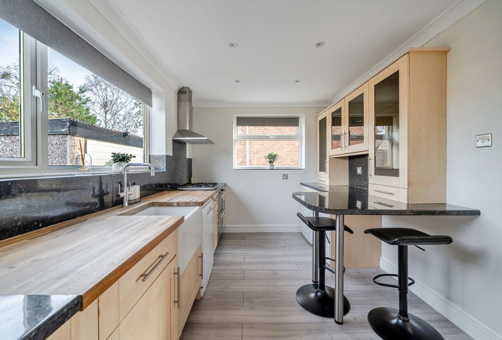 Property photo 3 of 13 1385956-15-6936c3...