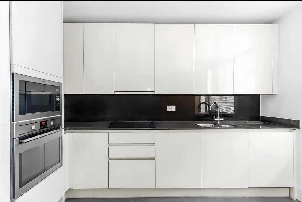 Property photo 3 of 12 Kitchen