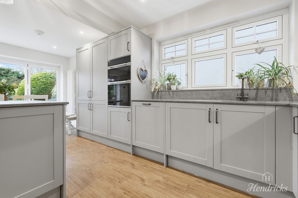 Property photo 2 of 32