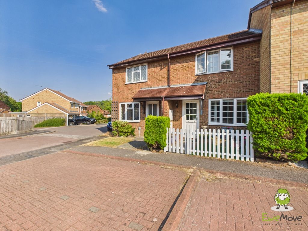 Property photo 1 of 16 Ewemove Estate Agents Basingstoke - 4 Calleva Clos