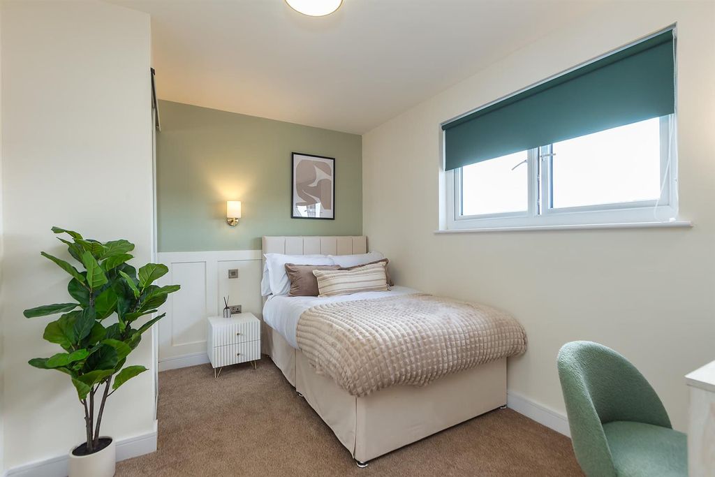 Property photo 1 of 13 Bed 6 02.Jpg