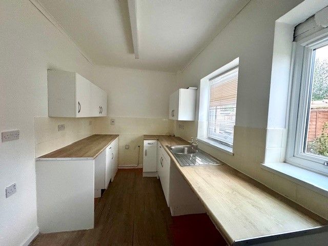 Property photo 3 of 11 Kitchen