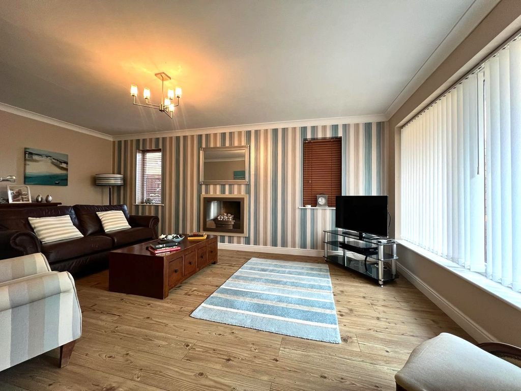 Property photo 2 of 17 Lounge