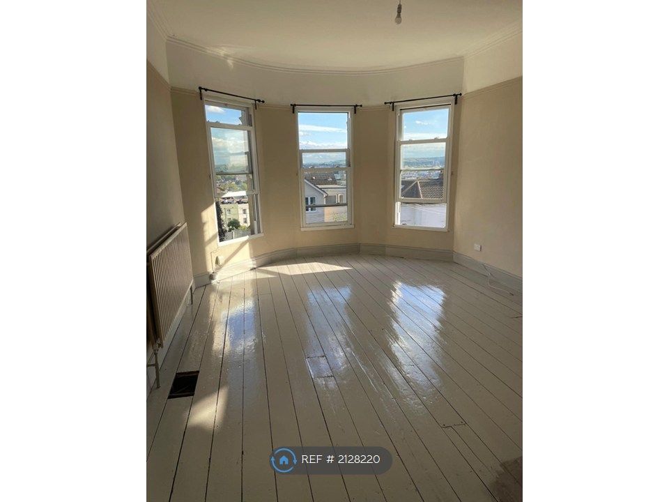 Property photo 1 of 13 Living Room 8.22 Metres X3960